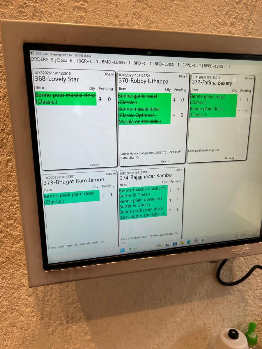 PALAS kitchen display screen showing pending orders